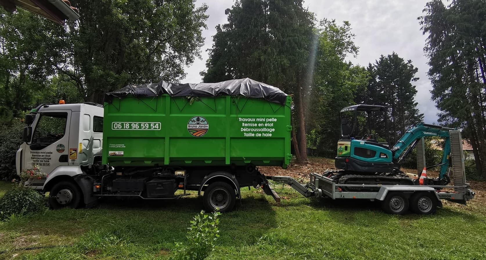 Camion benne et mini-pelle de Bruno Jardin, paysagiste dans les Landes et au Pays Basque