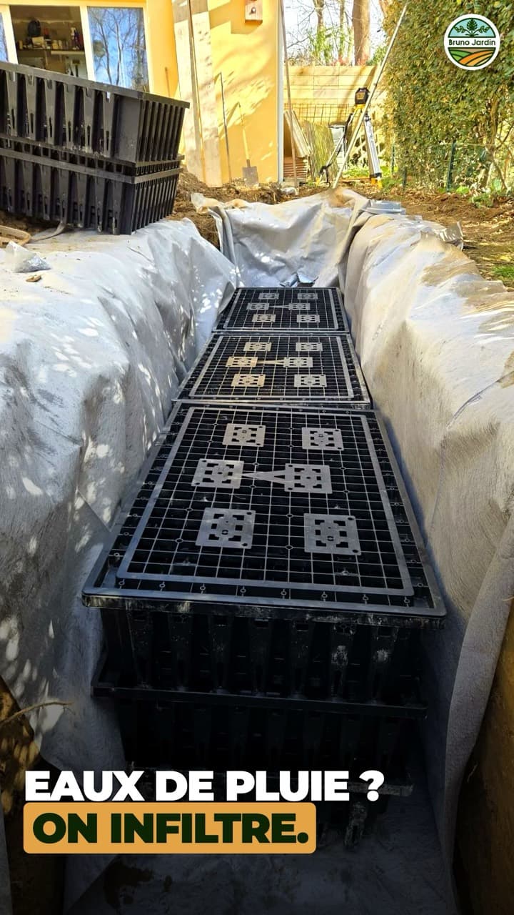 Caissons d'infiltration posés dans une tranchée sur géotextile par Bruno Jardin